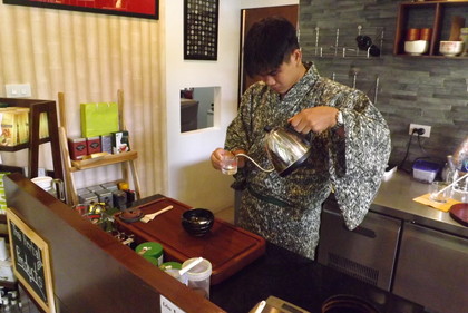 抹茶を点てるスタッフさん